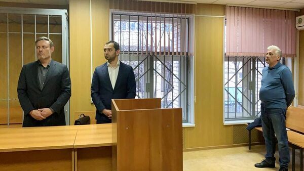Адвокат Александр Вершинин (справа) в суде. 17 апреля 2020 Адвокат Александр Вершинин (справа) в суде. 17 апреля 2020