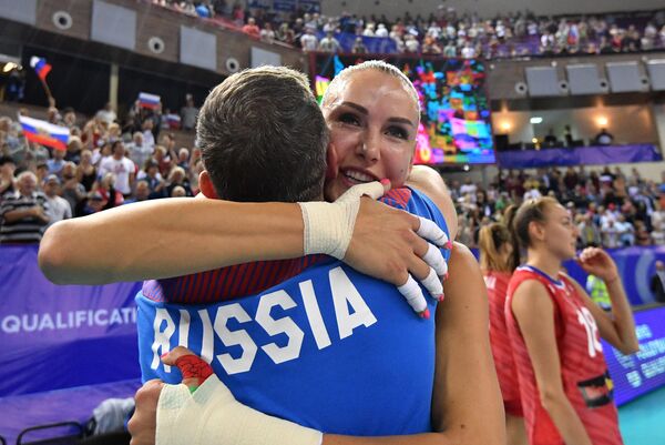 Игрок сборной России Наталья Гончарова радуется победе в квалификационном турнире по волейболу за право сыграть на Олимпийских играх 2020. Игрок сборной России Наталья Гончарова радуется победе в квалификационном турнире по волейболу за право сыграть на Олимпийских играх 2020.