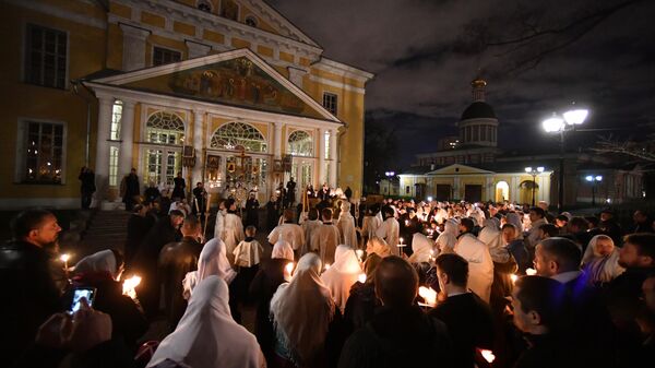 Верующие во время крестного хода у храма Святителя Алексия в Рогожской слободе Верующие во время крестного хода у храма Святителя Алексия в Рогожской слободе