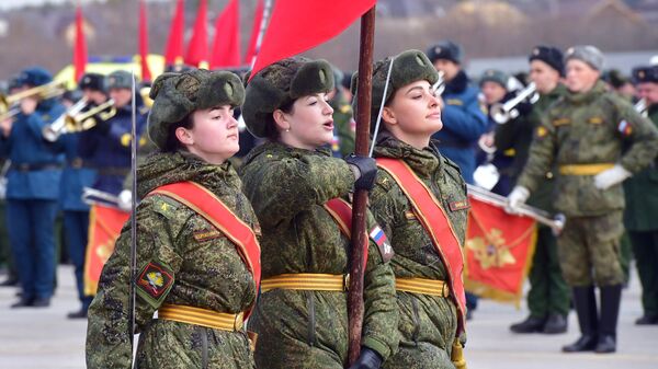 Знаменная группа во время репетиции парада Победы на военном полигоне Алабино Знаменная группа во время репетиции парада Победы на военном полигоне Алабино