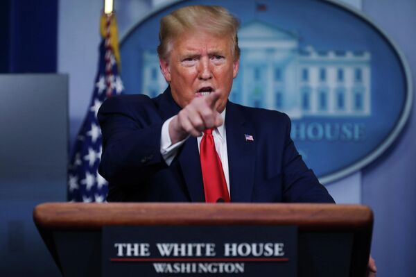 Президент США Дональд Трамп во время ежедневного брифинга по коронавирусу в Белом доме. 20 апреля 2020 Президент США Дональд Трамп во время ежедневного брифинга по коронавирусу в Белом доме. 20 апреля 2020