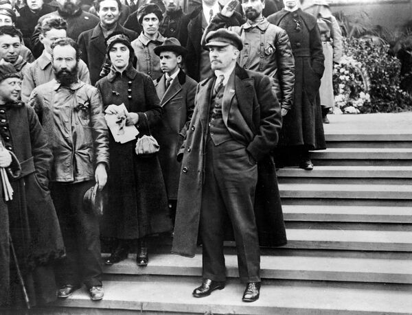Владимир Ильич Ленин на Красной площади во время первомайской демонстрации 1 мая 1919 года Владимир Ильич Ленин на Красной площади во время первомайской демонстрации 1 мая 1919 года