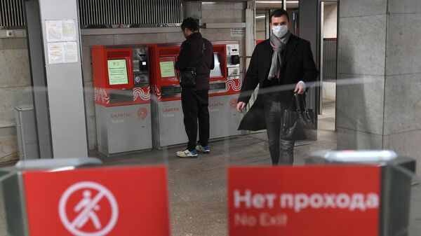 Пассажир у турникета на станции метро Сходненская в Москве Пассажир у турникета на станции метро Сходненская в Москве