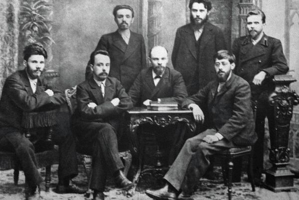 Владимир Ильич Ленин (в первом ряду второй справа) среди руководящих деятелей петербургской организации Союз борьбы за освобождение рабочего класса Владимир Ильич Ленин (в первом ряду второй справа) среди руководящих деятелей петербургской организации Союз борьбы за освобождение рабочего класса