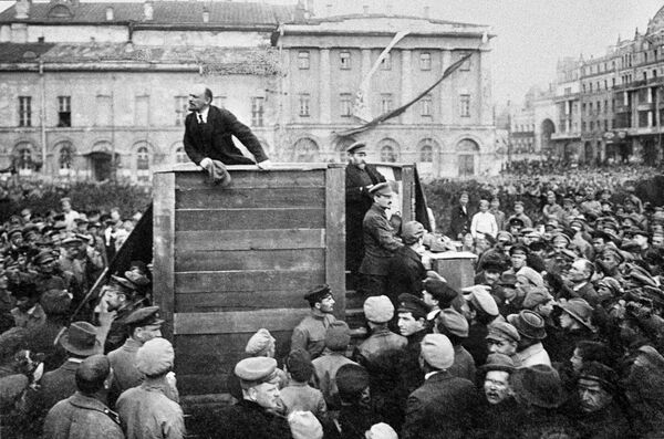 Владимир Ильич Ленин выступает с речью на площади Свердлова (Театральная площадь Владимир Ильич Ленин выступает с речью на площади Свердлова (Театральная площадь