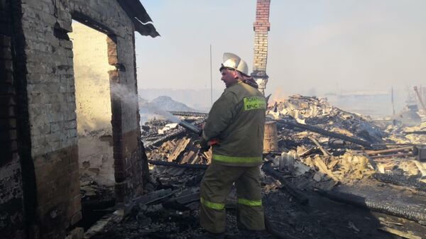 Сотрудники МЧС во время ликвидации пожара в деревне Постниково Ижморского района Кемеровской области Сотрудники МЧС во время ликвидации пожара в деревне Постниково Ижморского района Кемеровской области