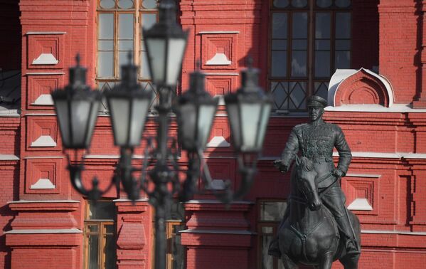 Отреставрированный памятник маршалу Жукову установили на Манежной площади в Москве Отреставрированный памятник маршалу Жукову установили на Манежной площади в Москве