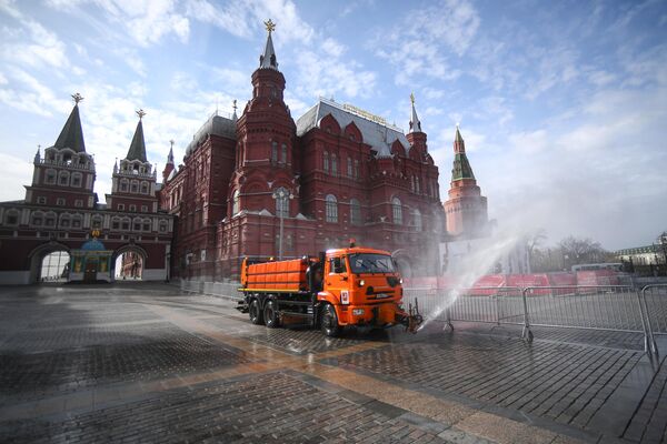 Автомобиль коммунальных служб дезинфицирует дороги и тротуары в центре Москвы. Автомобиль коммунальных служб дезинфицирует дороги и тротуары в центре Москвы.