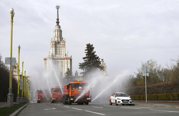 Автомобили коммунальных служб дезинфицируют дороги и тротуары в центре Москвы Автомобили коммунальных служб дезинфицируют дороги и тротуары в центре Москвы