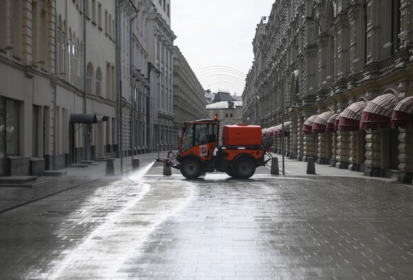 Автомобиль коммунальных служб дезинфицирует дороги и тротуары в центре Москвы Автомобиль коммунальных служб дезинфицирует дороги и тротуары в центре Москвы