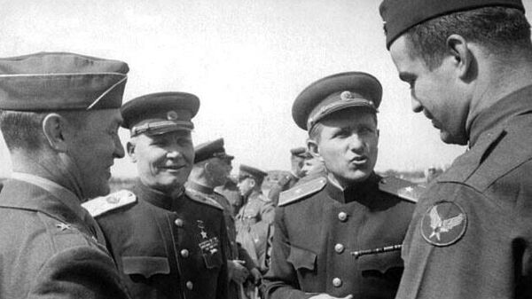 Конев (второй слева) общается с американскими военными летчиками. В ставке американской группировки. Конев (второй слева) общается с американскими военными летчиками. В ставке американской группировки.