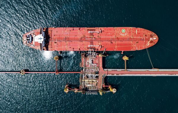 Нефтяной танкер у нефтеналивного терминала перевалочного комплекса Шесхарис в Краснодарском крае Нефтяной танкер у нефтеналивного терминала перевалочного комплекса Шесхарис в Краснодарском крае