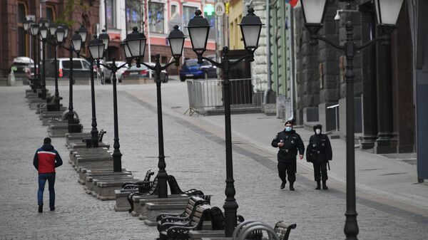 Сотрудники полиции на улице Кузнецкий мост в Москве в дни действия режима повышенной готовности из-за коронавируса 2019-n-CoV Сотрудники полиции на улице Кузнецкий мост в Москве в дни действия режима повышенной готовности из-за коронавируса 2019-n-CoV