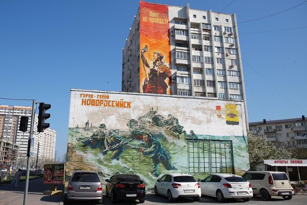 Граффити на фасаде жилого дома, посвященное 75-й годовщине победы в Великой Отечественной войне, в Новороссийске Граффити на фасаде жилого дома, посвященное 75-й годовщине победы в Великой Отечественной войне, в Новороссийске