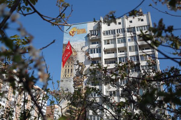 Граффити на фасаде жилого дома, посвященное 75-й годовщине победы в Великой Отечественной войне, в Новороссийске Граффити на фасаде жилого дома, посвященное 75-й годовщине победы в Великой Отечественной войне, в Новороссийске
