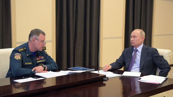 Президент РФ Владимир Путин и министр РФ по делам гражданской обороны, чрезвычайным ситуациям и ликвидации последствий стихийных бедствий Евгений Зиничев во время совещания о ситуации с паводками и пожарами в регионах Президент РФ Владимир Путин и министр РФ по делам гражданской обороны, чрезвычайным ситуациям и ликвидации последствий стихийных бедствий Евгений Зиничев во время совещания о ситуации с паводками и пожарами в регионах