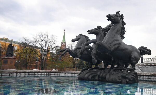 Неработающий фонтанный комплекс на Манежной площади. Запуск фонтанов в Москве отложили из-за коронавируса Неработающий фонтанный комплекс на Манежной площади. Запуск фонтанов в Москве отложили из-за коронавируса