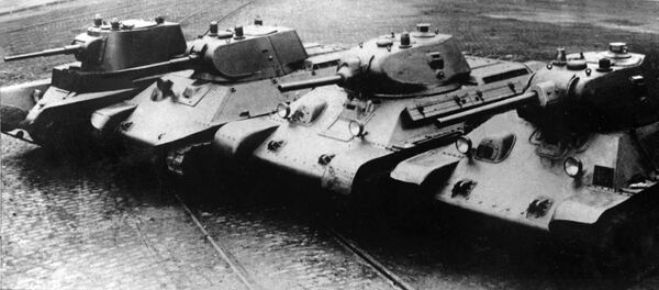 Довоенные танки производства завода № 183. Слева направо: А-8 (БТ-7М), А-20, Т-34 обр. 1940 года с пушкой Л-11, Т-34 обр. 1941 года с пушкой Ф-34 Довоенные танки производства завода № 183. Слева направо: А-8 (БТ-7М), А-20, Т-34 обр. 1940 года с пушкой Л-11, Т-34 обр. 1941 года с пушкой Ф-34
