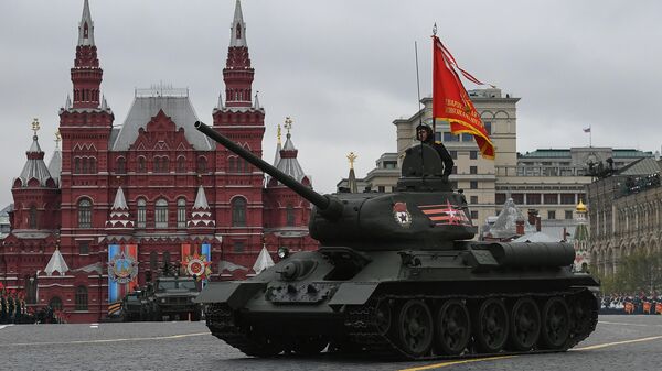 Средний танк Т-34-85 на военном параде, посвященном годовщине Победы в Великой Отечественной войне 1941-1945 годов Средний танк Т-34-85 на военном параде, посвященном годовщине Победы в Великой Отечественной войне 1941-1945 годов