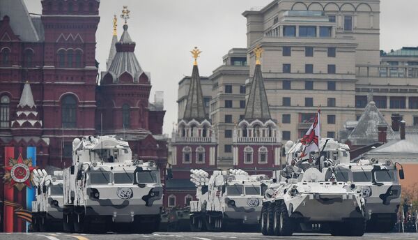 Зенитно-ракетный комплекс Тор М2 и зенитный ракетно-пушечный комплекс Панцирь-СА на базе вездехода ДТ-30 на военном параде на Красной площади, посвященном 72-й годовщине Победы в Великой Отечественной войне 1941-1945 годов Зенитно-ракетный комплекс Тор М2 и зенитный ракетно-пушечный комплекс Панцирь-СА на базе вездехода ДТ-30 на военном параде на Красной площади, посвященном 72-й годовщине Победы в Великой Отечественной войне 1941-1945 годов
