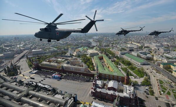 Тяжелый транспортный вертолёт Ми-26, многоцелевые вертолёты Ми-8 во время военного парада в ознаменование 70-летия Победы в Великой Отечественной войне 1941-1945 годов Тяжелый транспортный вертолёт Ми-26, многоцелевые вертолёты Ми-8 во время военного парада в ознаменование 70-летия Победы в Великой Отечественной войне 1941-1945 годов