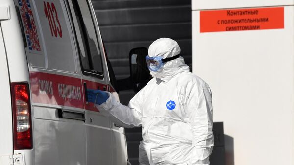 Медицинский работник на территории карантинного центра в Коммунарке Медицинский работник на территории карантинного центра в Коммунарке