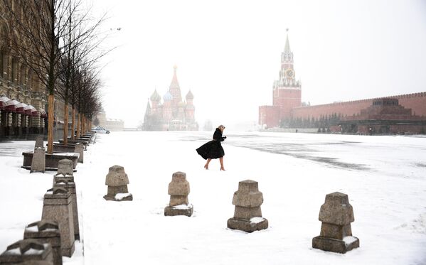 Девушка на Красной площади в Москве Девушка на Красной площади в Москве