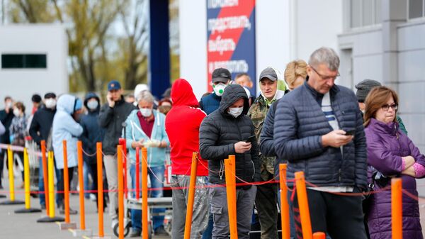 Люди в очереди в строительный гипермаркета Бауцентр в Калининграде Люди в очереди в строительный гипермаркета Бауцентр в Калининграде
