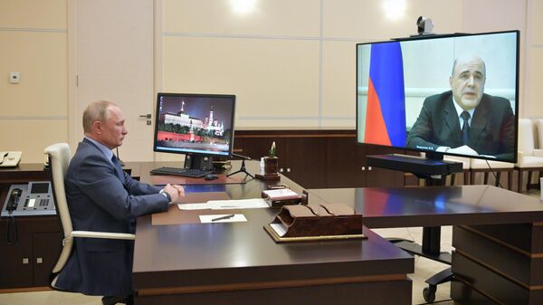 Президент РФ Владимир Путин во время встречи в режиме видеоконференции с председателем правительства РФ Михаилом Мишустиным Президент РФ Владимир Путин во время встречи в режиме видеоконференции с председателем правительства РФ Михаилом Мишустиным