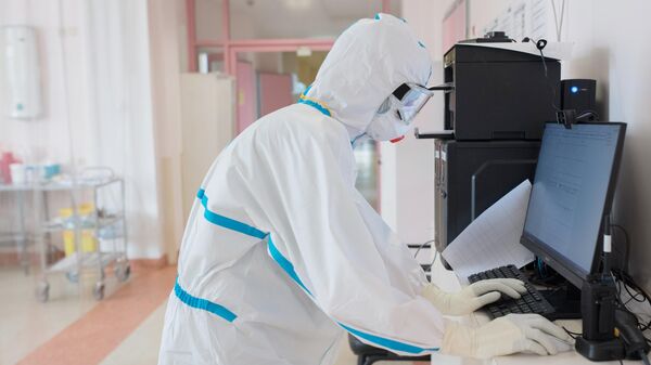 Медицинский работник в отделении реанимации и интенсивной терапии в стационаре для больных с коронавирусной инфекцией в госпитале ФГБУ НМИЦ ССХ им. А. Н. Бакулева Минздрава России Медицинский работник в отделении реанимации и интенсивной терапии в стационаре для больных с коронавирусной инфекцией в госпитале ФГБУ НМИЦ ССХ им. А. Н. Бакулева Минздрава России