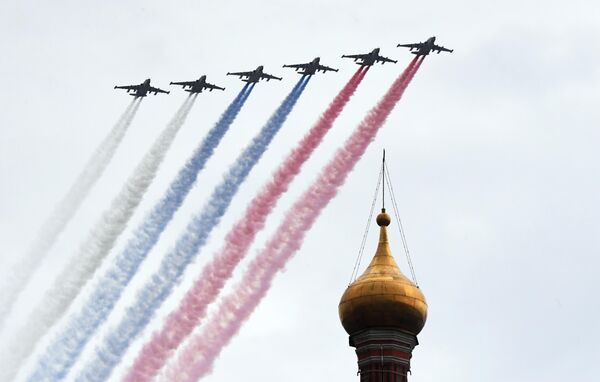 Штурмовики Су-25 на репетиции воздушной части парада Победы в Москве Штурмовики Су-25 на репетиции воздушной части парада Победы в Москве