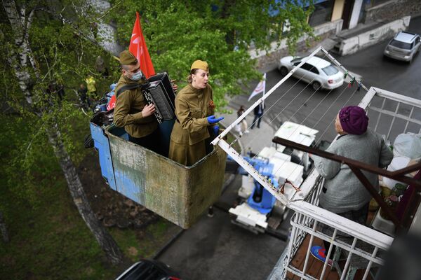 Гармонист и солистка поздравляют ветерана Великой Отечественной войны Татьяну Прокопьевну Белесову с наступающим днем Победы в Новосибирске Гармонист и солистка поздравляют ветерана Великой Отечественной войны Татьяну Прокопьевну Белесову с наступающим днем Победы в Новосибирске