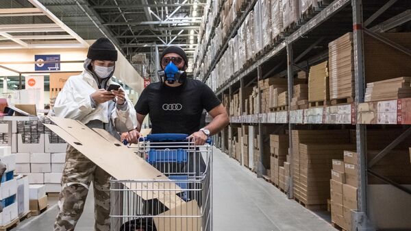 Покупатели в защитных масках в магазине IKEA