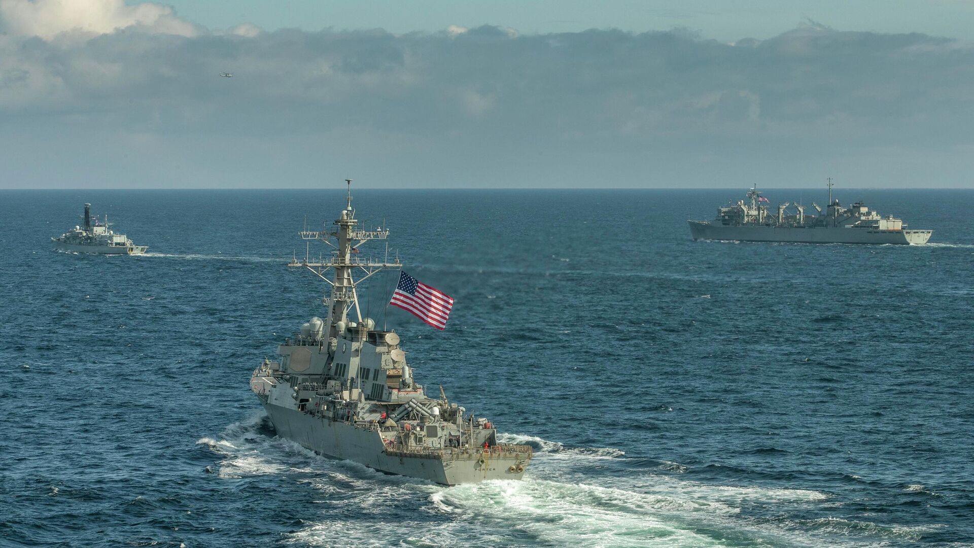 Эсминец ВМС США Портер, корабль поддержки USNS Supply и британский фрегат Кент во время учений в Баренцевом море. 5 мая 2020 Эсминец ВМС США Портер, корабль поддержки USNS Supply и британский фрегат Кент во время учений в Баренцевом море. 5 мая 2020 - РИА Новости, 1920, 02.02.2021