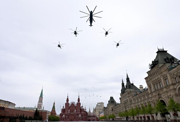 Тяжелый вертолет Ми-26 и многоцелевые вертолеты Ми-8 на воздушном параде Победы в Москве Тяжелый вертолет Ми-26 и многоцелевые вертолеты Ми-8 на воздушном параде Победы в Москве