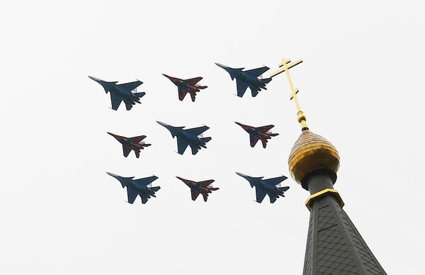 Истребители МиГ-29 и Су-30СМ пилотажных групп Русские витязи и Стрижи на воздушном параде Победы в Москве Истребители МиГ-29 и Су-30СМ пилотажных групп Русские витязи и Стрижи на воздушном параде Победы в Москве