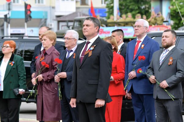 Глава ЛНР Леонид Пасечники во время возложения цветов к Пилону Славы в Луганске