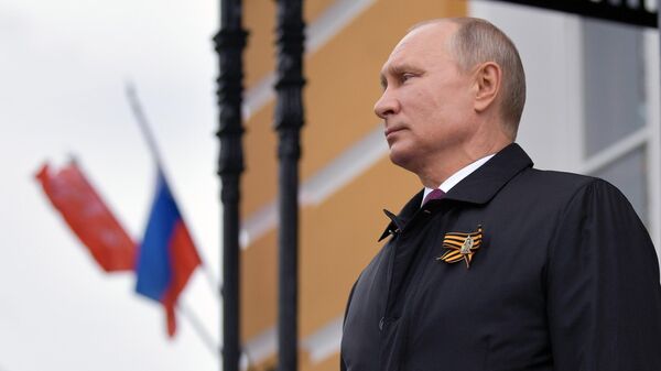 Владимир Путин наблюдает за пролетом военной авиации во время воздушного парада, посвященного 75-летию Победы в Великой Отечественной войне. Владимир Путин наблюдает за пролетом военной авиации во время воздушного парада, посвященного 75-летию Победы в Великой Отечественной войне.