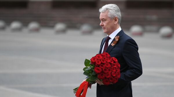 Мэр Москвы Сергей Собянин возлагает цветы к памятнику маршалу Георгию Жукову на Манежной площади в 75-ю годовщину Победы в Великой Отечественной войне Мэр Москвы Сергей Собянин возлагает цветы к памятнику маршалу Георгию Жукову на Манежной площади в 75-ю годовщину Победы в Великой Отечественной войне