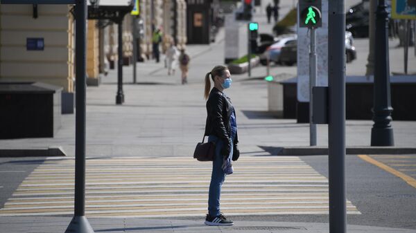 Девушка на пешеходном переходе в Москве Девушка на пешеходном переходе в Москве