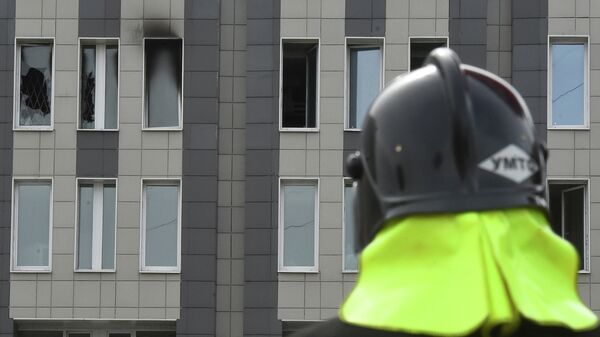 Сотрудник МЧС на месте пожара в больнице Святого Георгия в Санкт-Петербурге Сотрудник МЧС на месте пожара в больнице Святого Георгия в Санкт-Петербурге