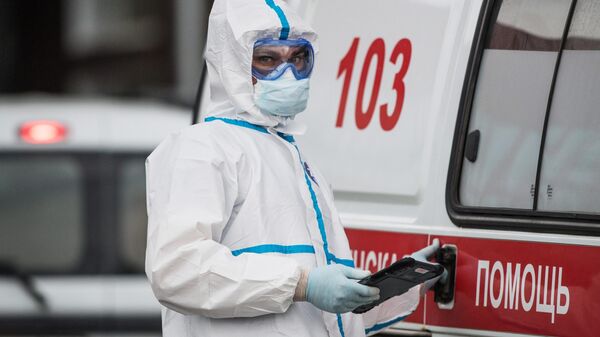 Медик у машины скорой помощи Медик у машины скорой помощи
