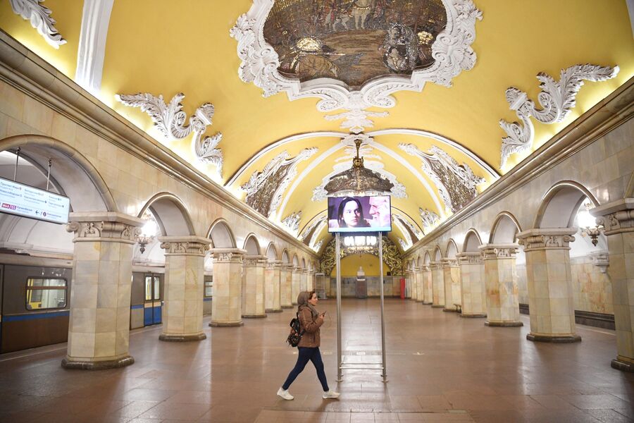 Девушка на станции Комсомольская Московского метрополитена Девушка на станции Комсомольская Московского метрополитена