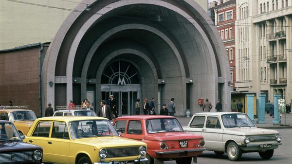 У станции метро Лермонтовская (ныне Красные ворота) в Москве У станции метро Лермонтовская (ныне Красные ворота) в Москве