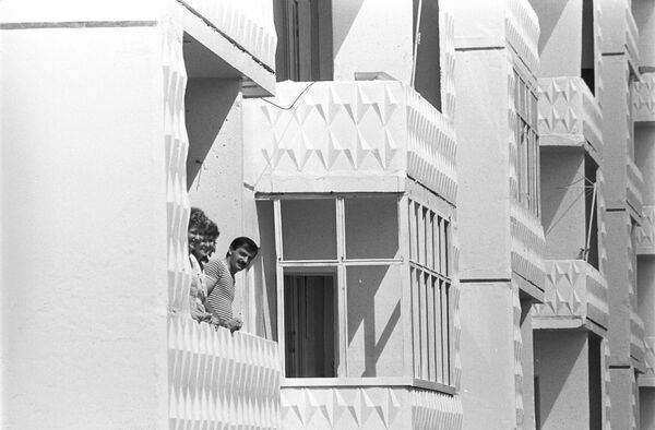 Якутская АССР. Город Нерюнгри. Новый жилой дом для работников Нерюнгринского угольного разреза (ныне  АО ХК Якутуголь) Якутская АССР. Город Нерюнгри. Новый жилой дом для работников Нерюнгринского угольного разреза (ныне  АО ХК Якутуголь)