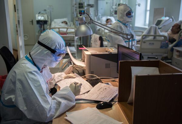 Медицинский работник в отделении реанимации и интенсивной терапии госпиталя COVID-19 в ГКБ No1 имени Н.И. Пирогова в Москве Медицинский работник в отделении реанимации и интенсивной терапии госпиталя COVID-19 в ГКБ No1 имени Н.И. Пирогова в Москве