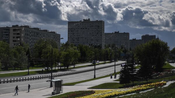 Редкие прохожие на Большой Черкизовской улице в Москве во время режима самоизоляции жителей Редкие прохожие на Большой Черкизовской улице в Москве во время режима самоизоляции жителей