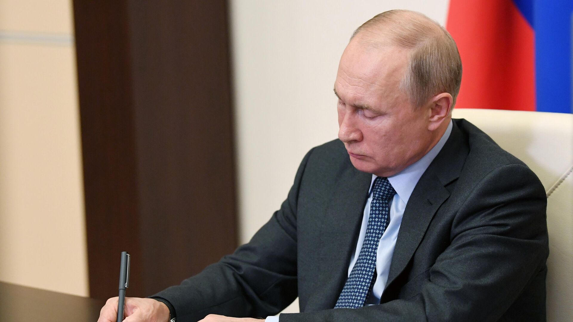 Путин подписал закон о гарантиях неприкосновенности экс-президенту