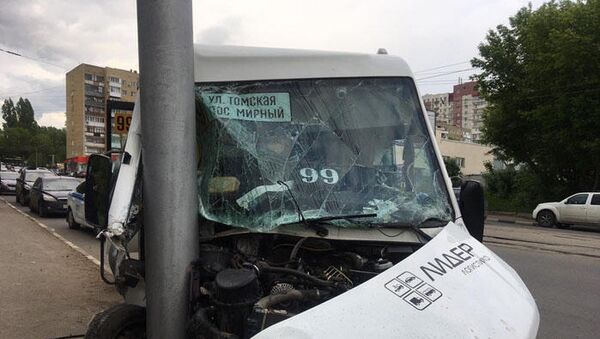 Дтп с пассажирским автобусом. Маршрутка врезалась. В энгельсе хаус въехал в столб. Маршрутка врезалась. Маршрутка врезалась.