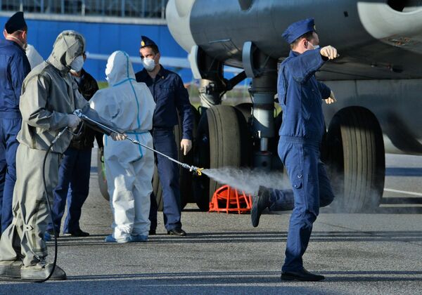 Возвращение российских военных специалистов из Италии Возвращение российских военных специалистов из Италии